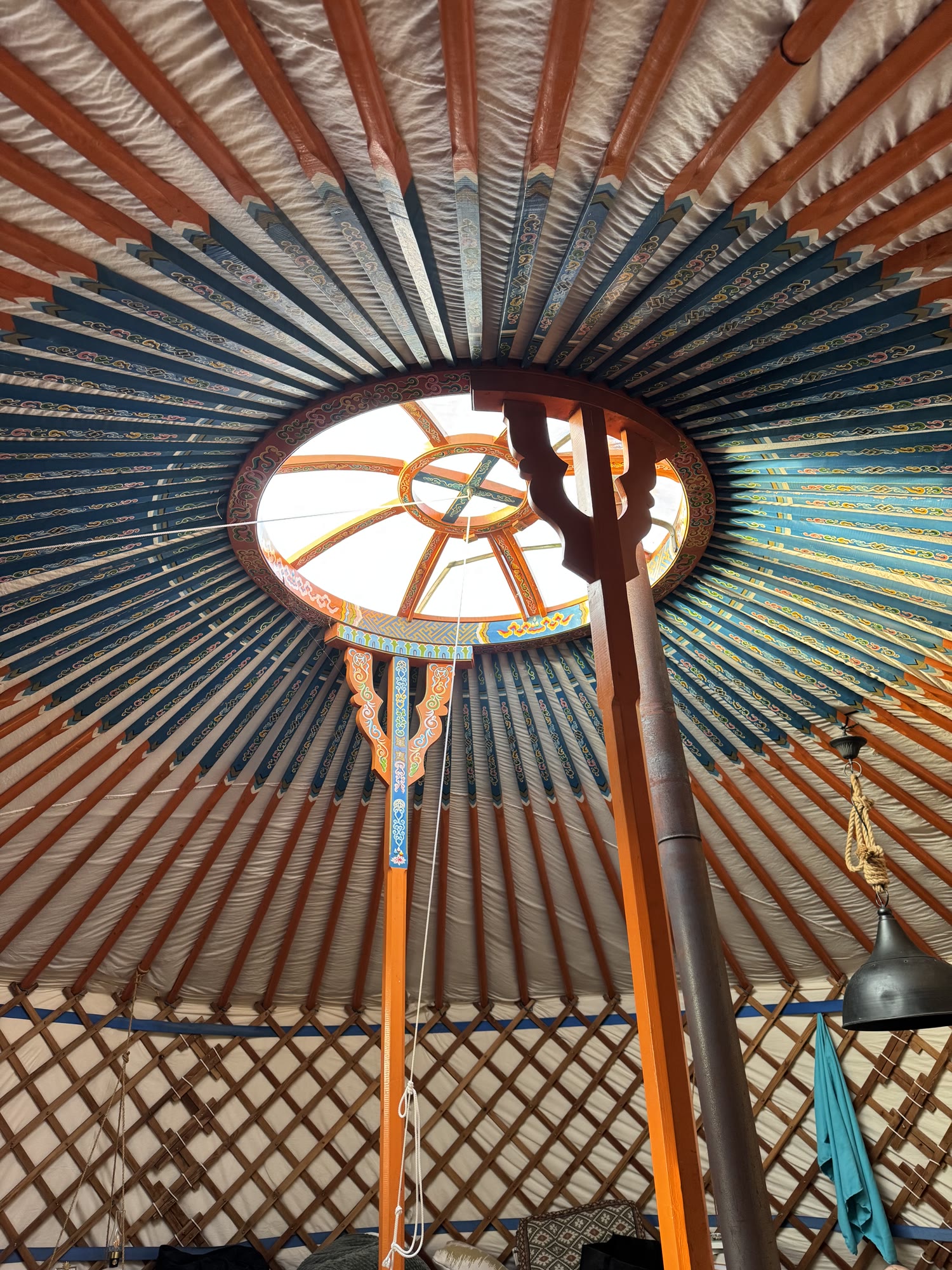 Het lichtwiel in de nok van de yurt met blauwe lucht